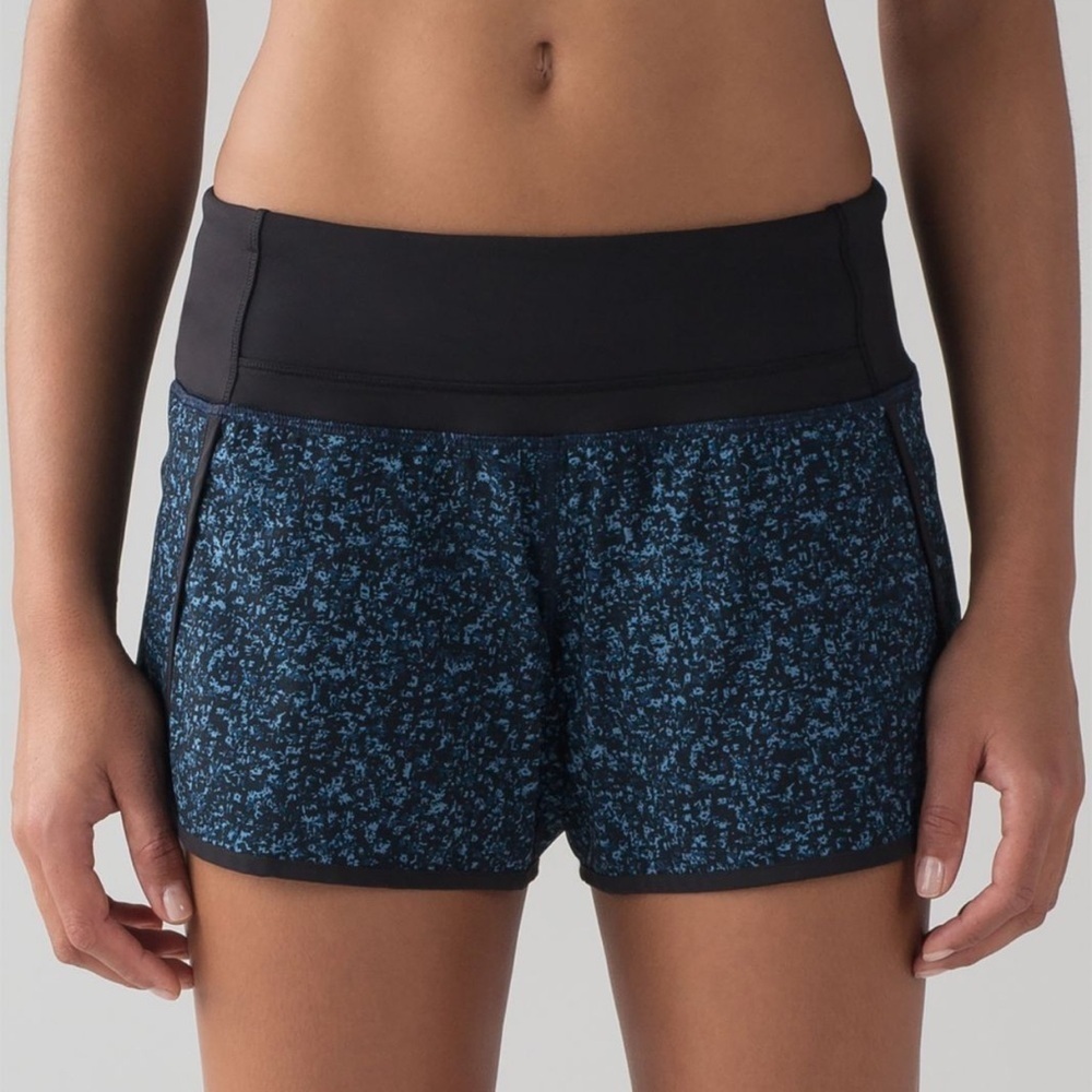 Lululemon Run Times Short
Daisy Dust Illuminight Black, size 2